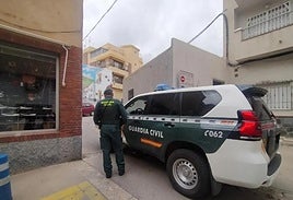 Agentes de la Guardia Civil, cerca de la casa ocupada por dos de los presuntos asesinos, en Castell de Ferro.
