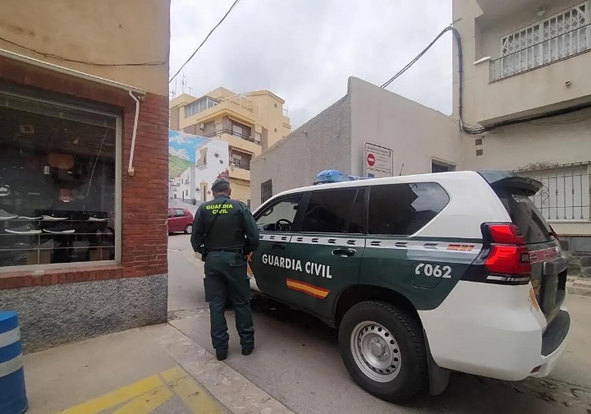 Agentes de la Guardia Civil, cerca de la casa ocupada por dos de los presuntos asesinos, en Castell de Ferro.