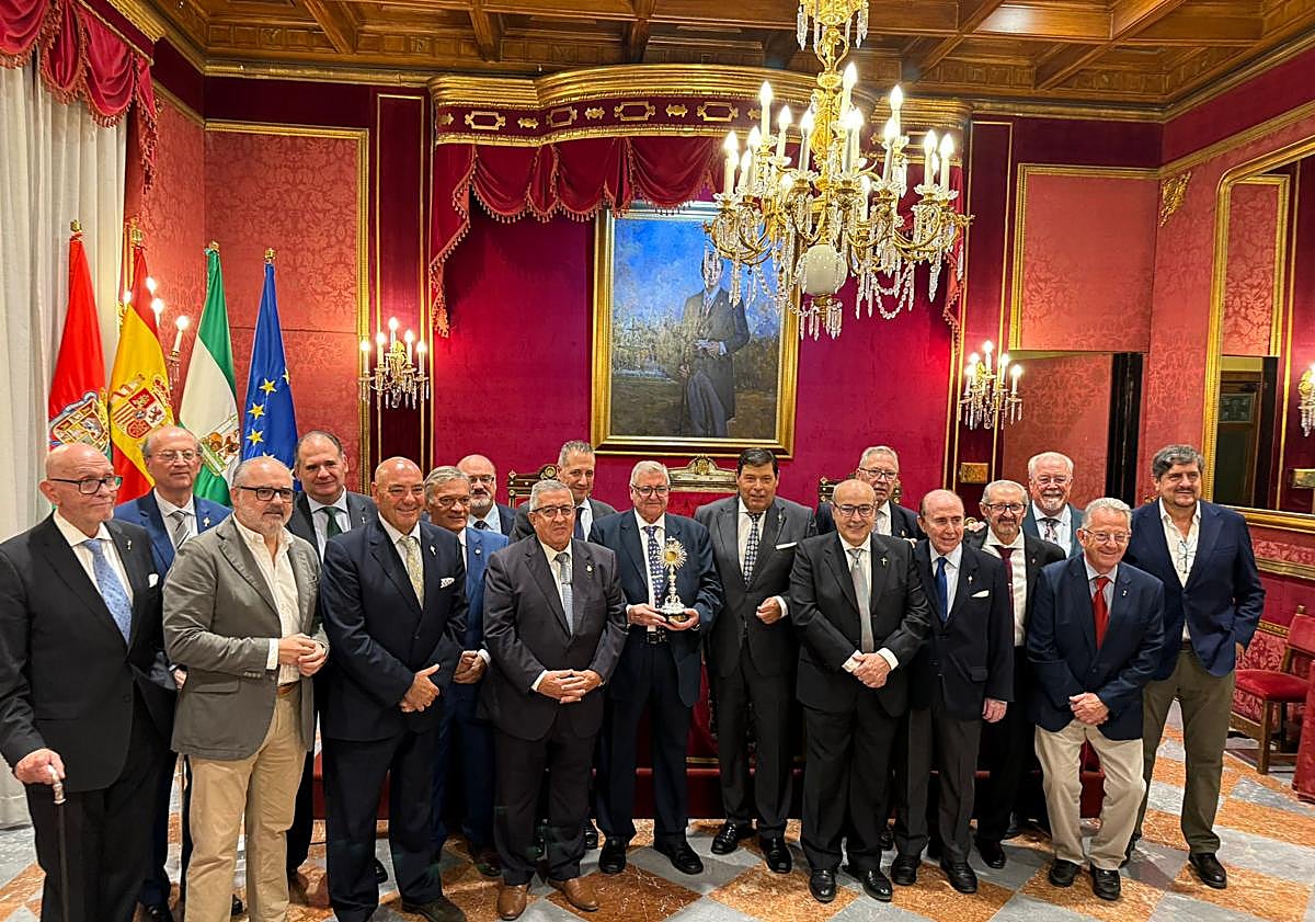 Imagen principal - El Bar León recibe la Custodia de Plata «por su compromiso y apoyo a la Semana Santa de Granada»