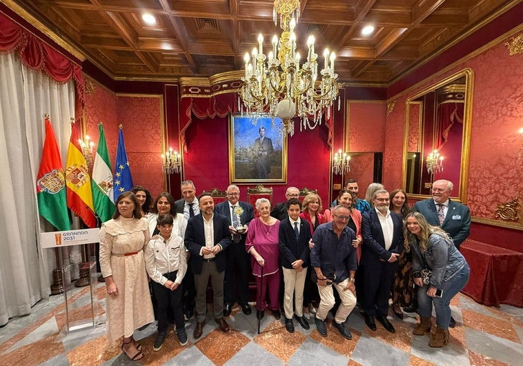 El Bar León recibe la Custodia de Plata «por su compromiso y apoyo a la Semana Santa de Granada»