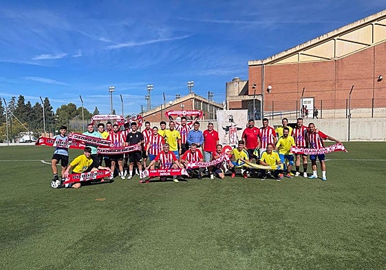 Peñistas del Granada y del Cádiz, durante el partido amistoso.