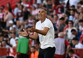 Gaizka Garitano gesticula durante el derbi.