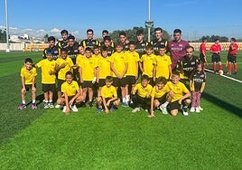 Alineación titular del Roda, con el apoyo de varios canteranos para la foto.