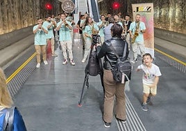 Concierto en vivo en el metro de Granada.