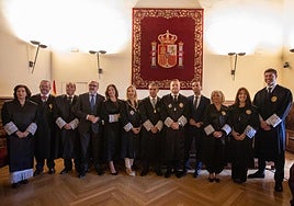 Lorenzo del Río, Ana Tárrago y la nueva junta directiva del Consejo Andaluz de Colegios de Procuradores, posan en el acto de toma de posesión celebrado ayer en Granada.