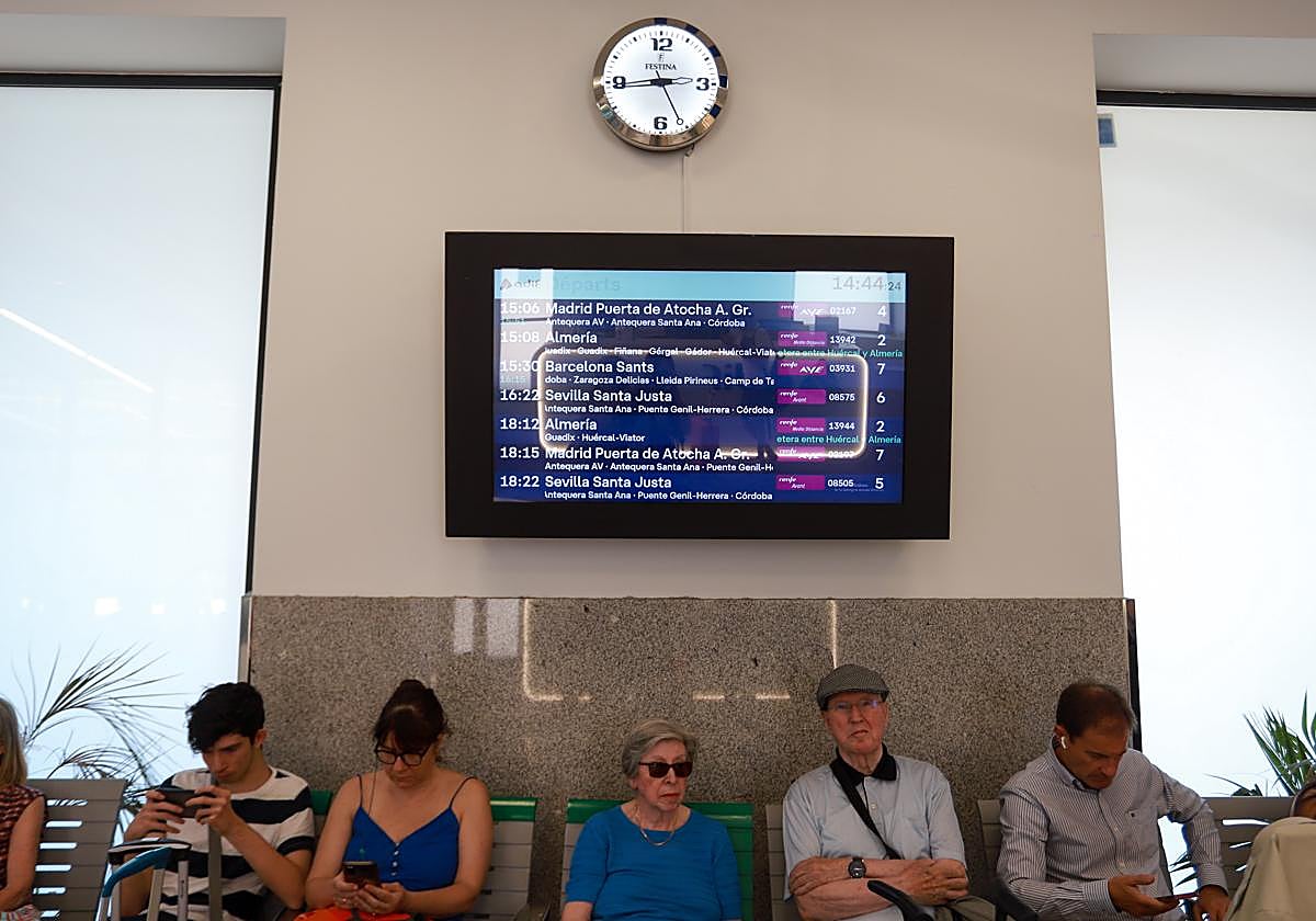 El fin de semana y el último tren siguen haciendo doble parada