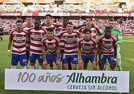 El once inicial del Granada contra el Cádiz en Los Cármenes.