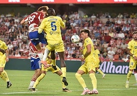 La jugada polémica de Pascual y Recio en Los Cármenes.