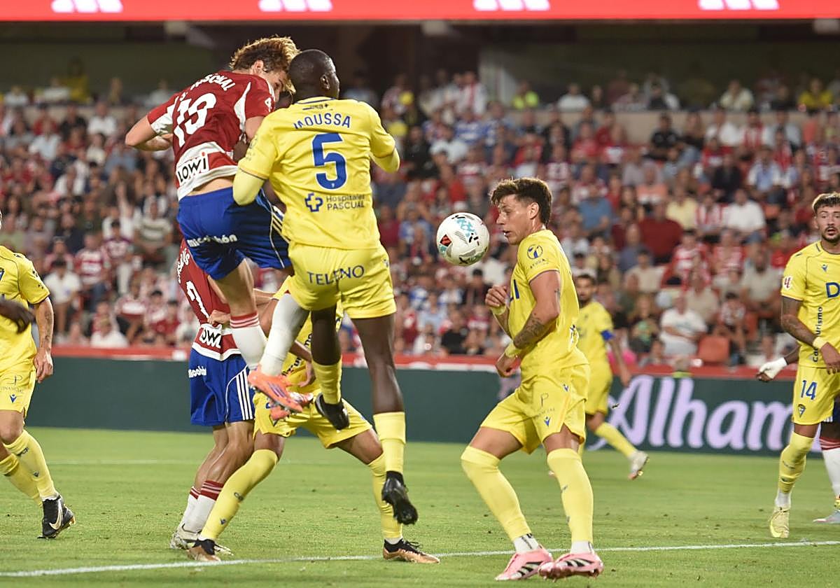 La jugada polémica de Pascual y Recio en Los Cármenes.