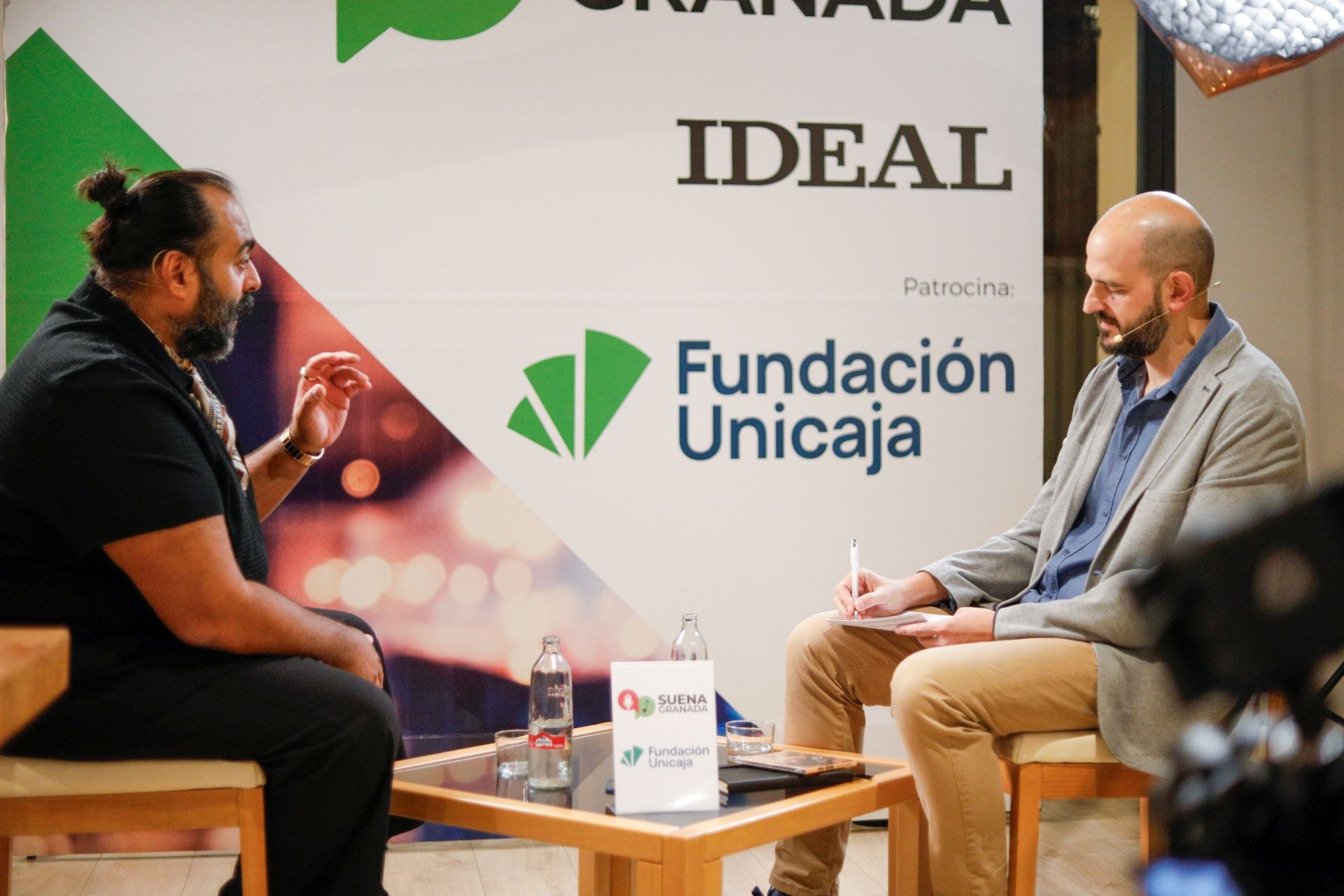 David de Jacoba, durante la entrevista, en el plató instalado en el Botánico Café.