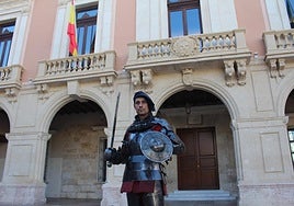 Miguel Ángel Gómez, luchador medieval del equipo Bohurt Zona Sur, con armadura de acero, bracamarte (espada) y broquel (escudo) a las puertas del Ayuntamiento de Almería.