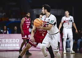 Lluís Costa busca un pase en el partido en Lleida.