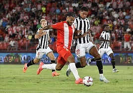 Luis Suárez, perseguido por Chirino -ahora rojiblanco-.