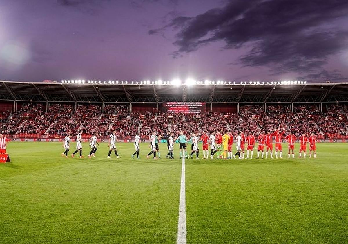 Jugadores del Almería y el Castellón antes de arrancar el partido