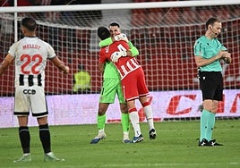 Andrés Fernández abrazando a Monte