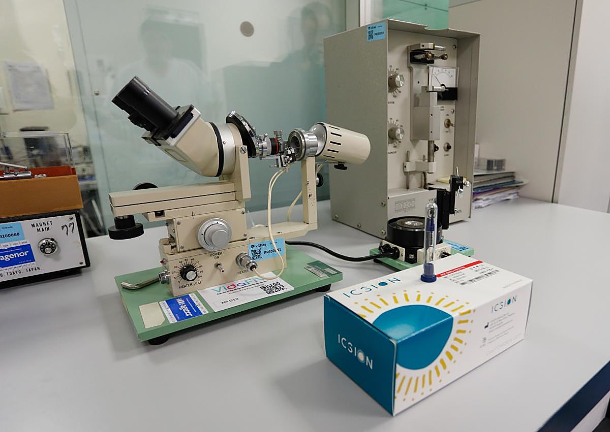Imagen secundaria 1 - Los embriólogos Francisco Vergara y Javier Fernández, en el laboratorio de VidaFIV. La máquina original para fabricarla y, abajo, la micropipeta. 