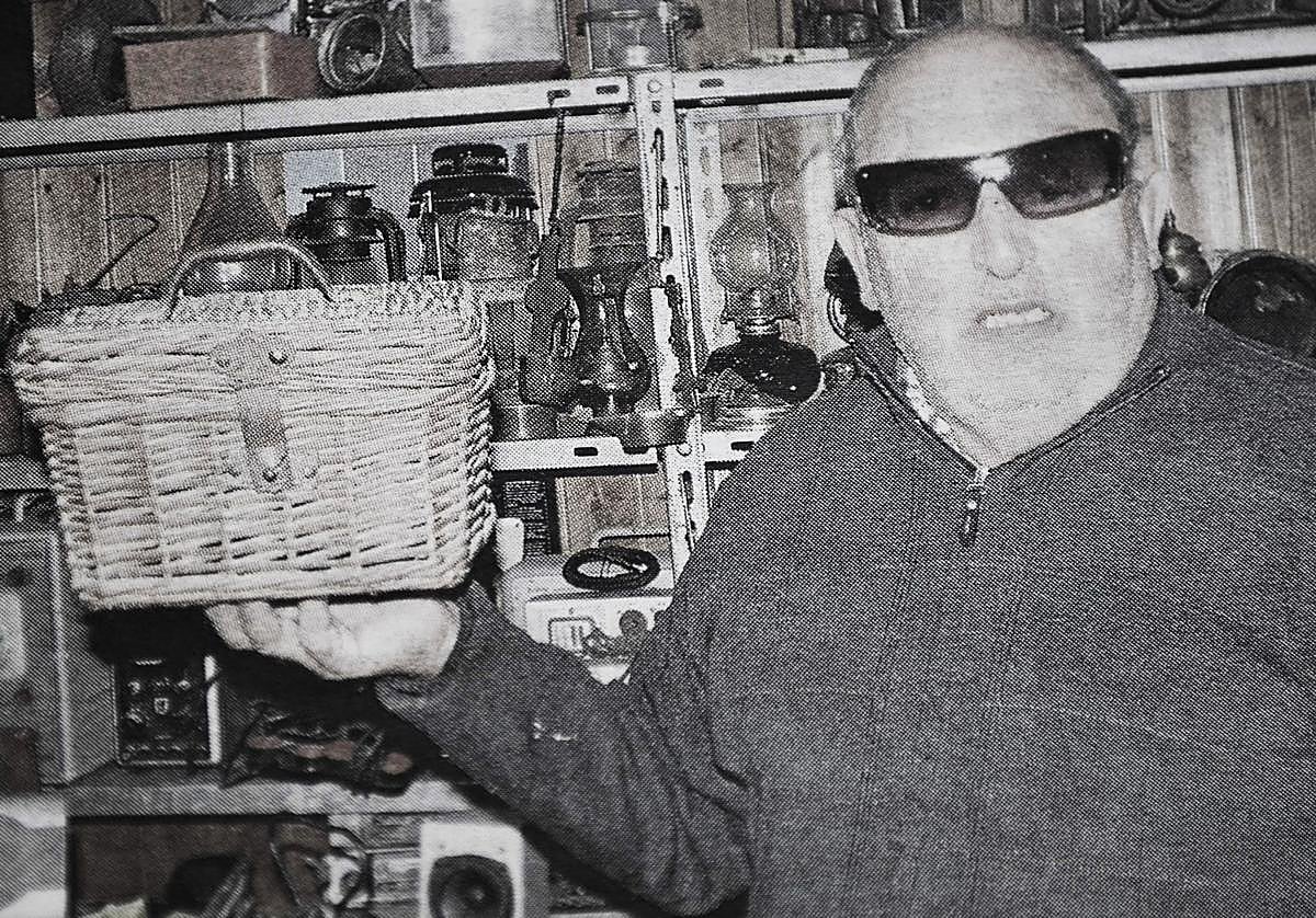 El vecino de Padul Francisco Molina Prenafeta muestra el cesto que le regaló su paisana Adelina ,que le regaló la familia garcía Lorca por ser su criada. (Archivo)