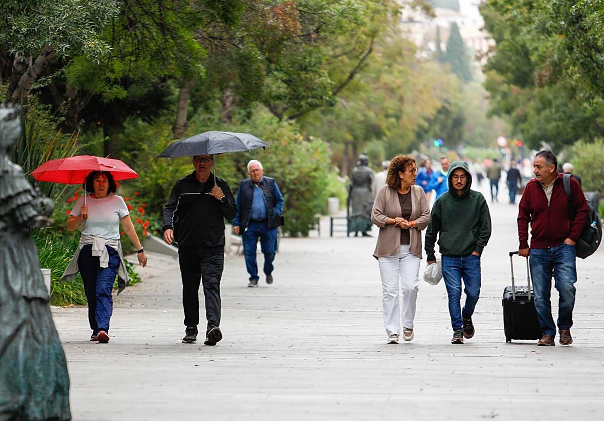 Paseantes este domingo por el bulevar de Constitución.