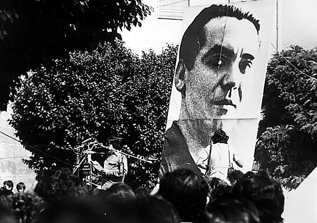 Un gran retrato de García Lorca presidió el 5 a las 5 de 1976 en Fuente Vaqueros.