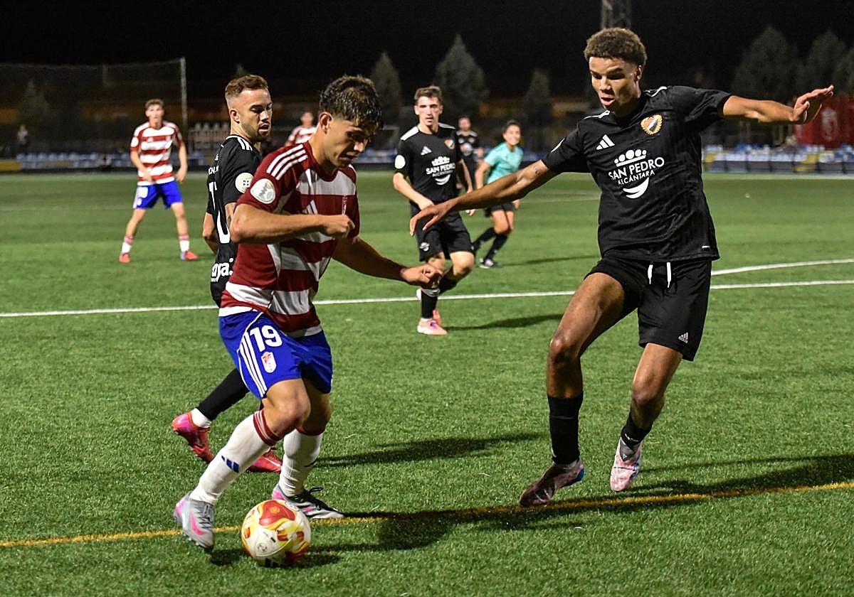 El nazarí Lozano sortea a un rival del San Pedro.