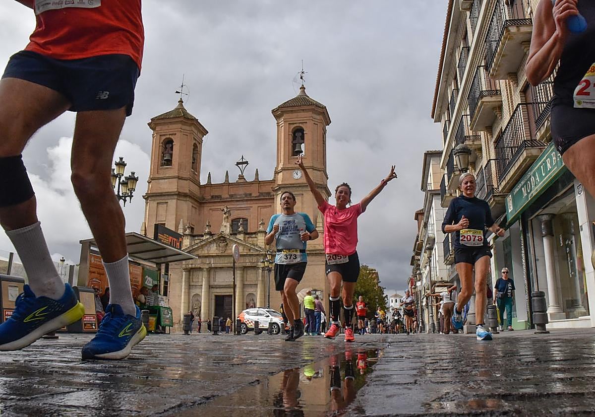 Los corredores atraviesan la Plaza de España en Santa Fe.