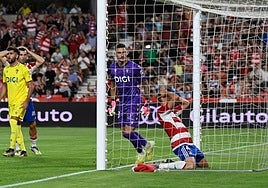 Rubén Alcaraz lamenta una ocasión perdida durante el derbi con el Cádiz.