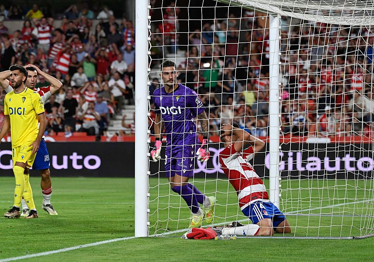 Rubén Alcaraz lamenta una ocasión perdida durante el derbi con el Cádiz.