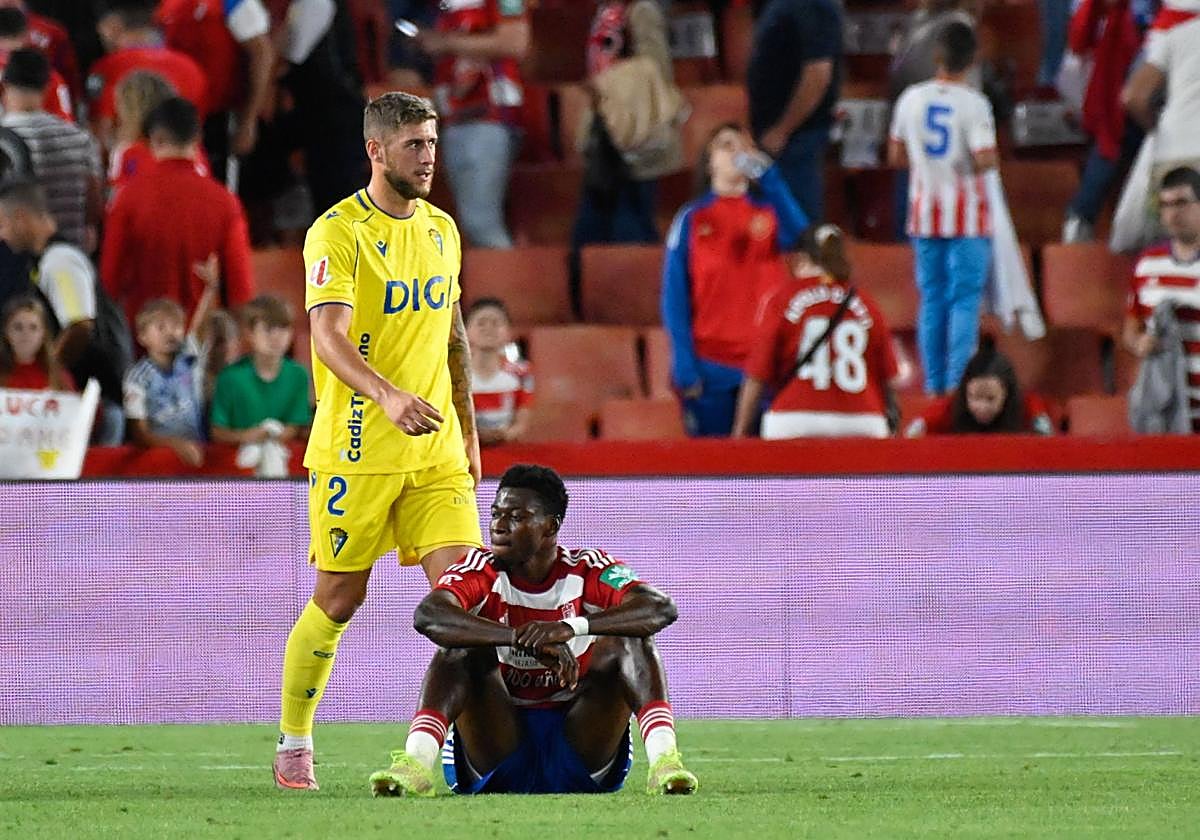 Oscar, frustrado tras acabar sin goles el derbi con el Cádiz.