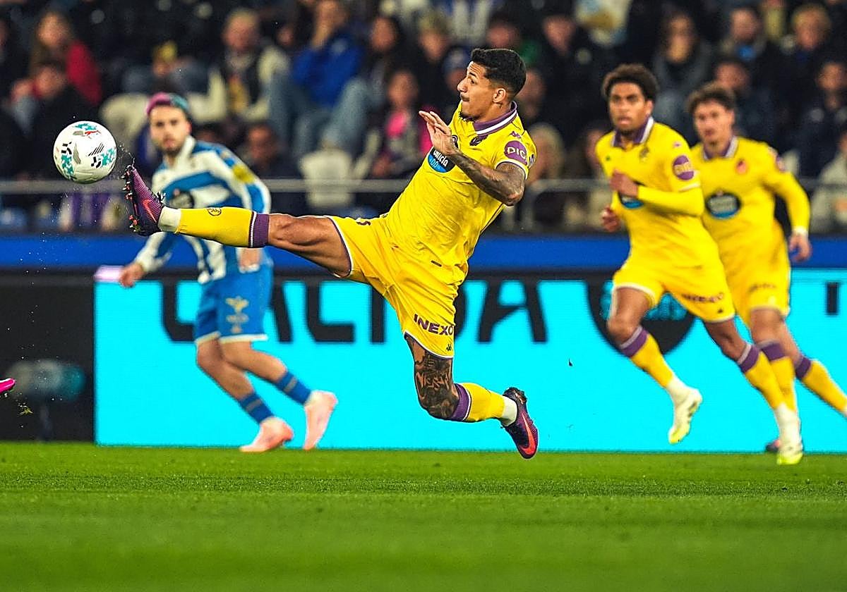 Marcos André pelea un balón en Riazor antes de su expulsión.