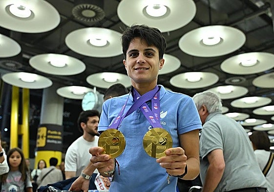 María Pérez muestra sus dos medallas de oro del Mundial de Tokio.