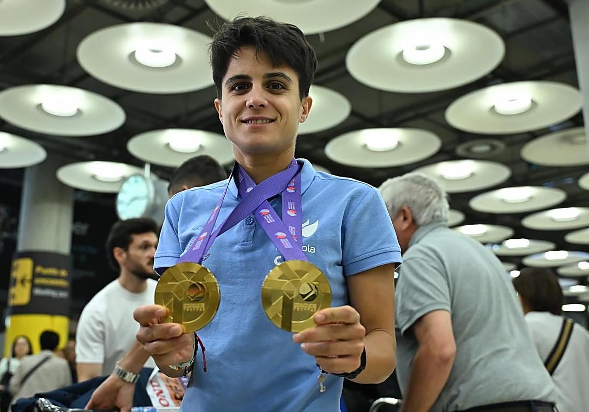 María Pérez muestra sus dos medallas de oro del Mundial de Tokio.