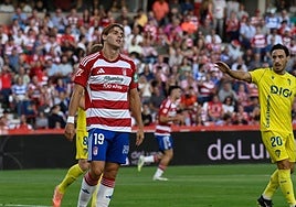 Jorge Pascual se desespera en Los Cármenes durante el derbi con el Cádiz.