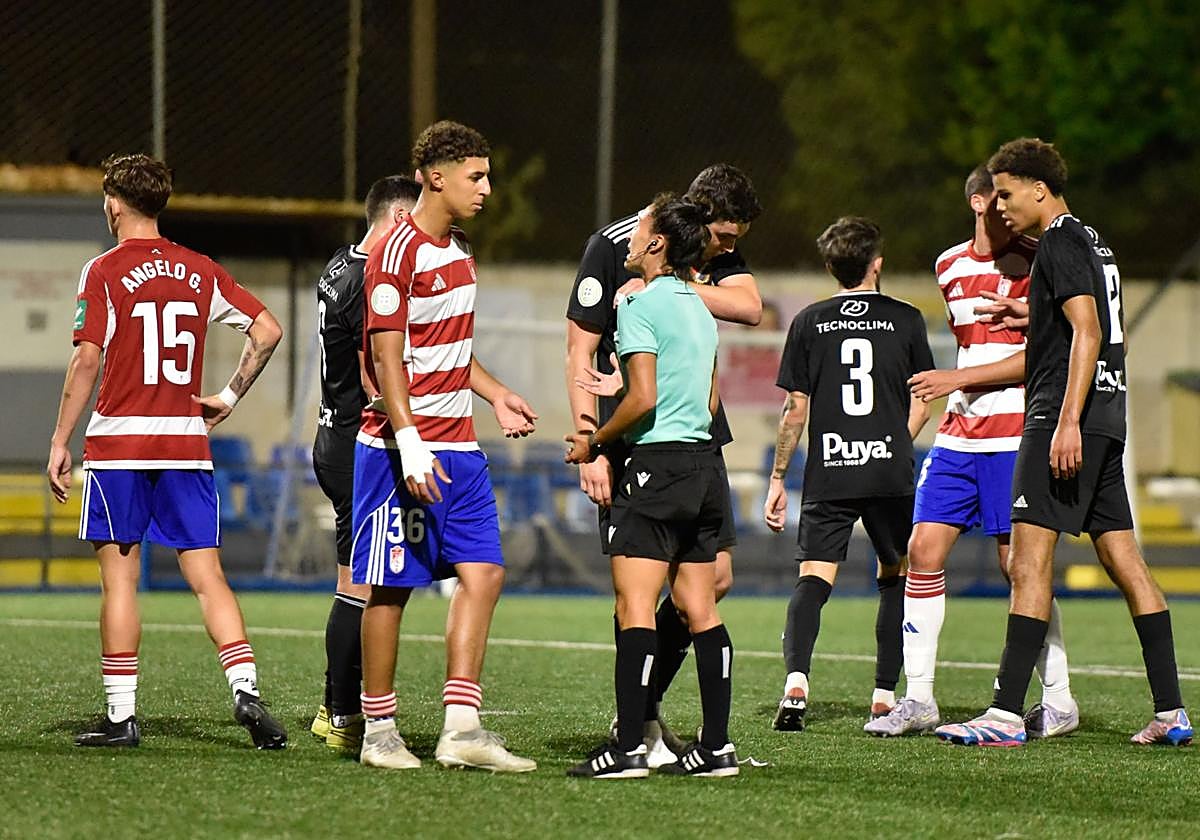 El rojiblanco Zinebi dialoga con la colegiada del encuentro ante el San Pedro.