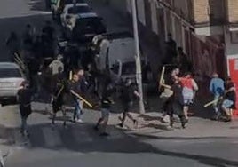 Uno de los fotogramas donde se aprecia a numerosos ultras con palos en los aledaños de Los Cármenes.