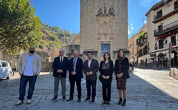 La oficina de turismo se encuentra en las ruinas de Santa María.