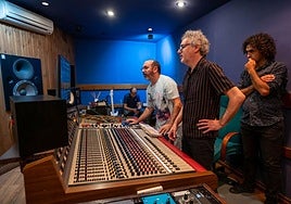 Pablo y José A. Sánchez, de Producciones Peligrosas, preparan una sesión de trabajo junto a Ramón Rodríguez del grupo Fandila (d) y Mouhssine Kourrachi