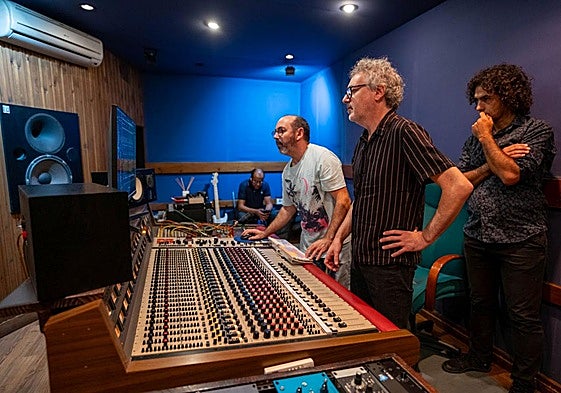 Pablo y José A. Sánchez, de Producciones Peligrosas, preparan una sesión de trabajo junto a Ramón Rodríguez del grupo Fandila (d) y Mouhssine Kourrachi