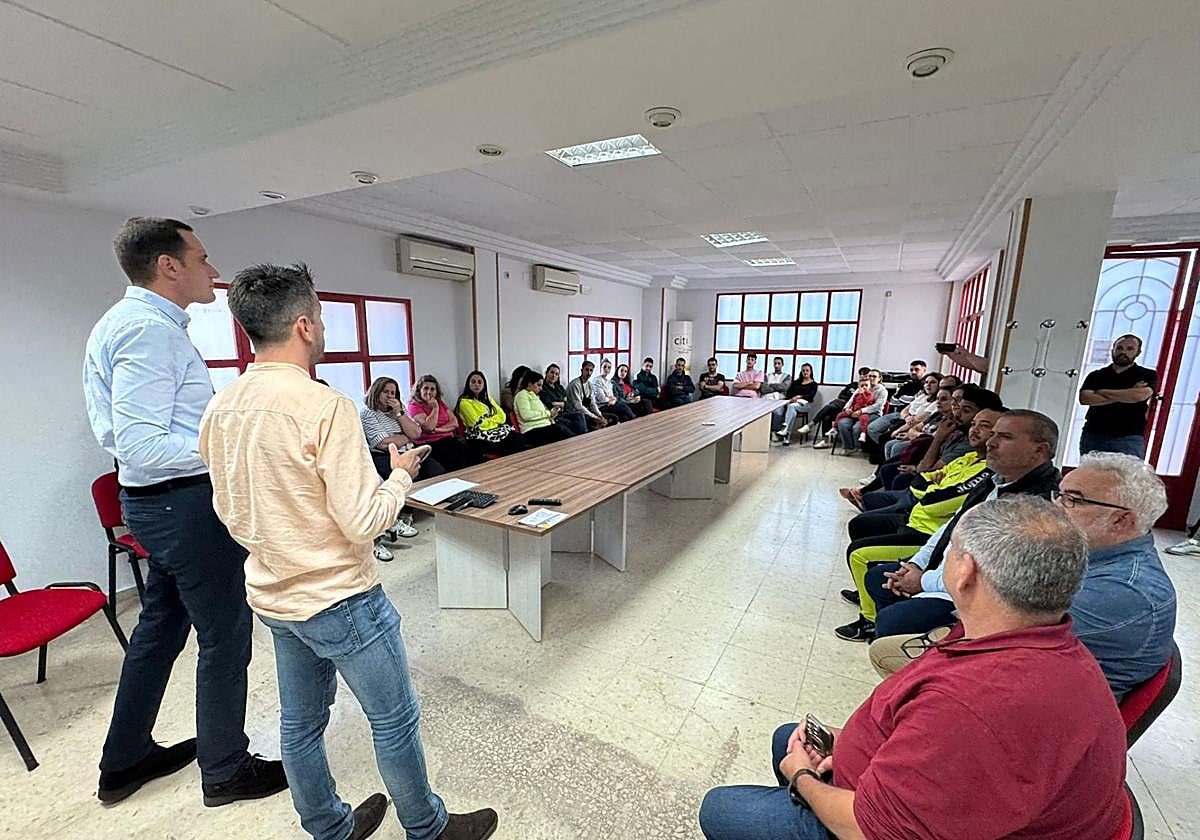 Reunión para explicar las ayudas a las que pueden acceder los jóvenes.