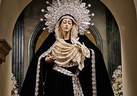 María Santísima de la Concepción luce ataviada de luto gracias a su vestidor Jorge Heredia en el Albaicín