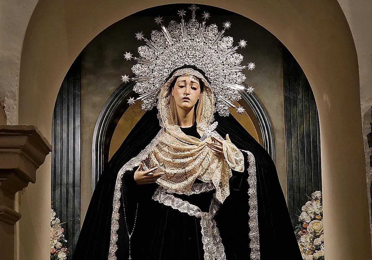 María Santísima de la Concepción luce ataviada de luto gracias a su vestidor Jorge Heredia en el Albaicín