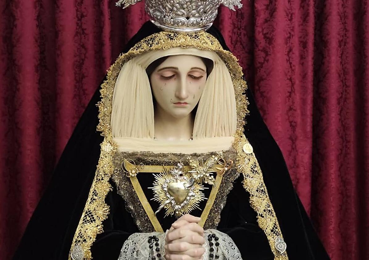 Imagen principal - María Santísima de la Marced (Vestidor: Jesus Lizana), Nuestra Señora del Amor y el Trabajo (Vestidor: Álvaro Abril) y María Santísima de la Caridad (Álvaro Abril) presentadas de luto para el mes de noviembre
