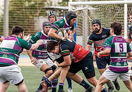 Un placaje durante el partido entre ambos contendientes.