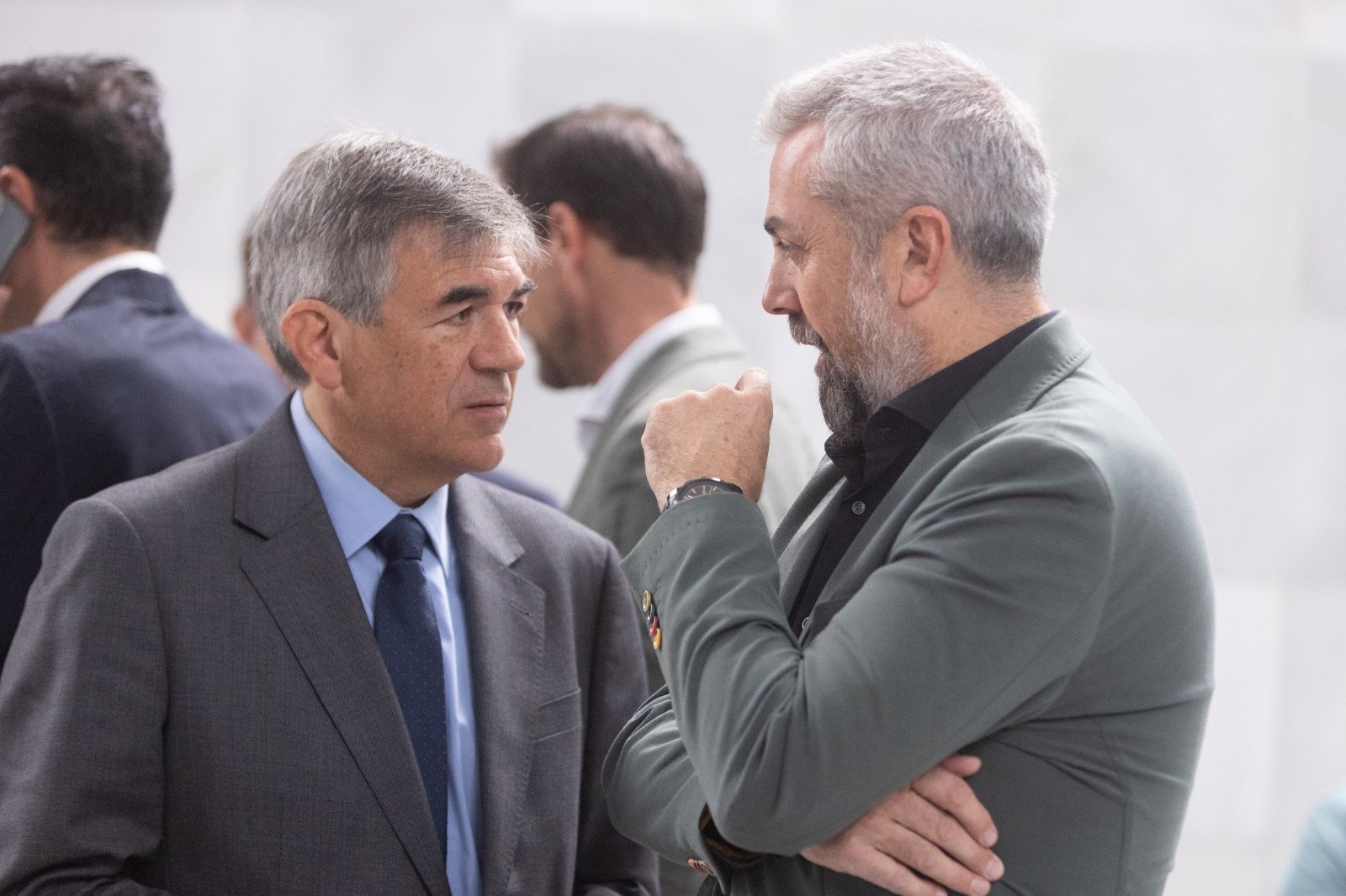 Imagen secundaria 2 - María Teresa Pagés junto a Juan Ignacio Zafra en la primera imagen. En la segunda imagen, Gerardo Cuerva saludando al presidente de Cetursa, Jesús Ibáñez, y abajo el vicepresidente de la CGE, José Antonio Lucha, junto al presidente de Círculo Tecnológico, Marcelo Vázquez.