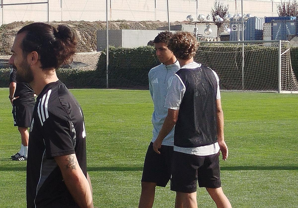 Rayan Zinebi conversa con Mario Jiménez 'Gambín'.