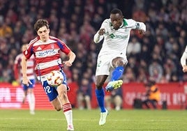 Pablo Sáenz persigue un balón con Djené en la eliminatoria de octavos de final de la pasada edición de la Copa del Rey.