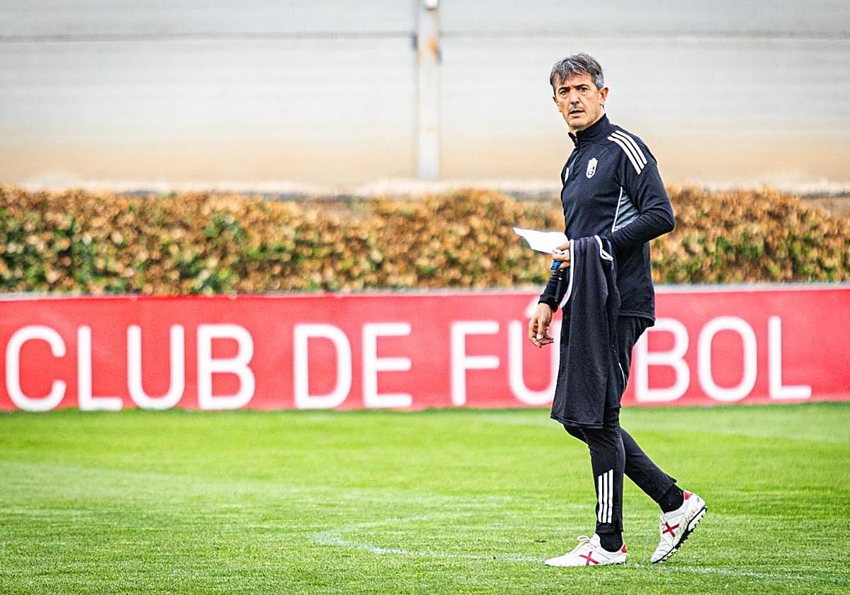 Pacheta camina por el césped de la Ciudad Deportiva.