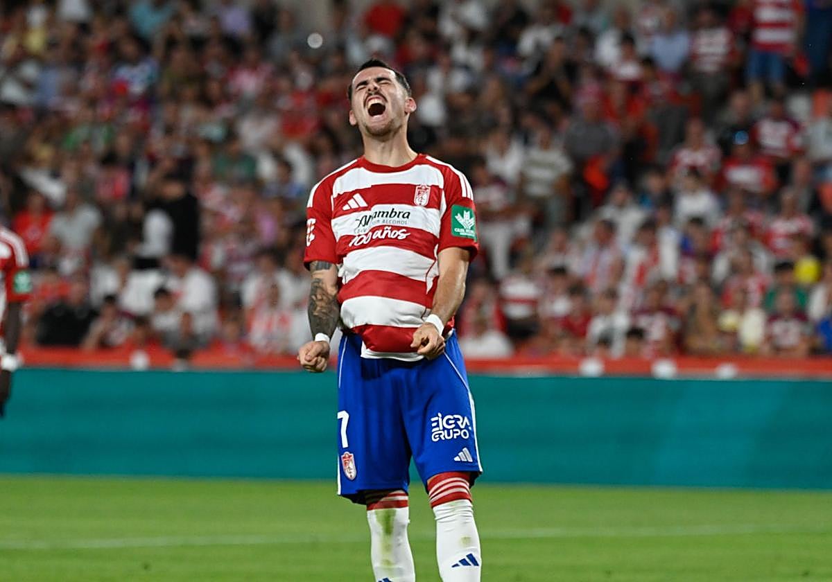 Álex Sola lamenta una oportunidad perdida contra el Cádiz.