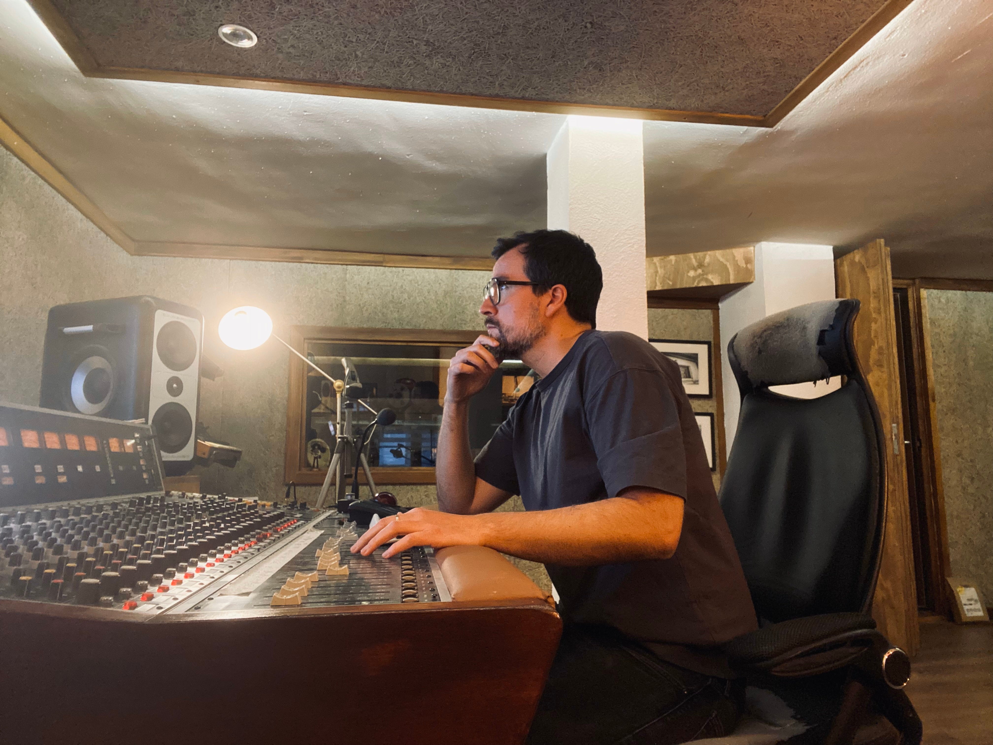 José Ibáñez en su estudio de La Zubia