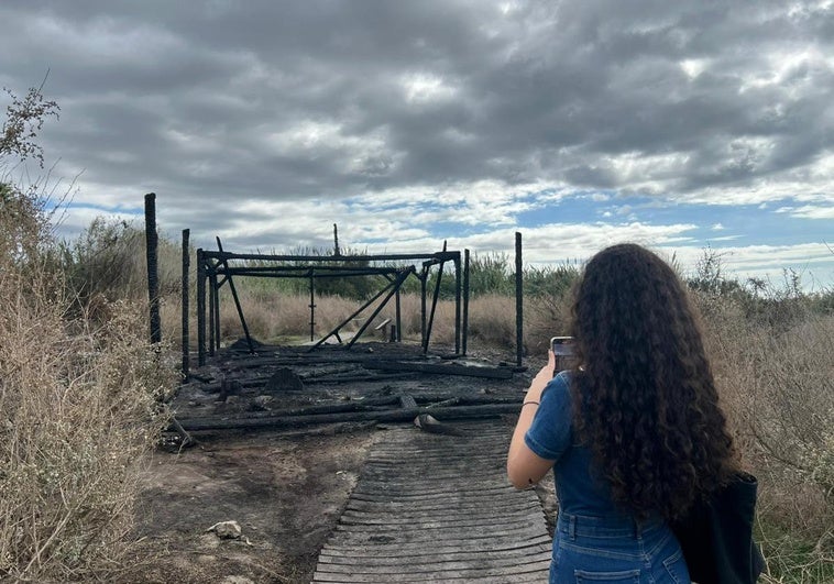 Un incendio en un merendero de la playa de Las Azucenas obliga a intervenir a los bomberos de Motril