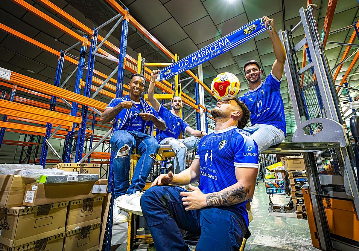 Los futbolistas Kiki, Osuna, Maldonado y Romero, preparados para medirse al Valencia con el Maracena tras 'descargar' un almacén.